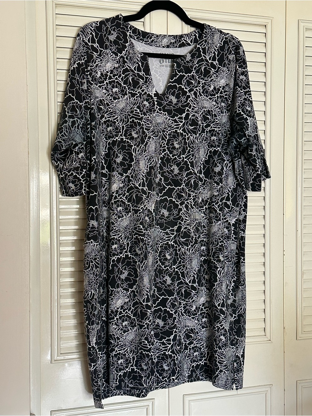 Hang Ten Black and White Floral V-Neck Midi Dress